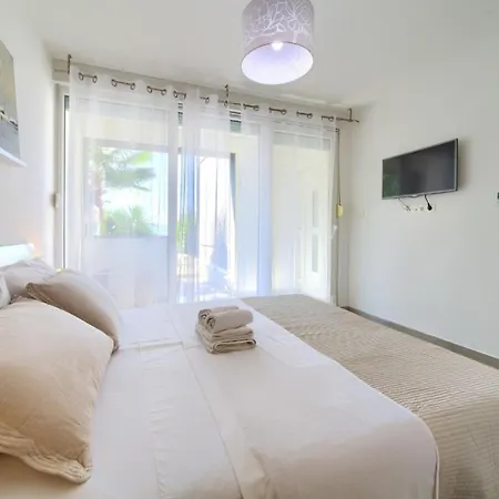 Appartamento Sasso Bianco With The Private Pool Njivice